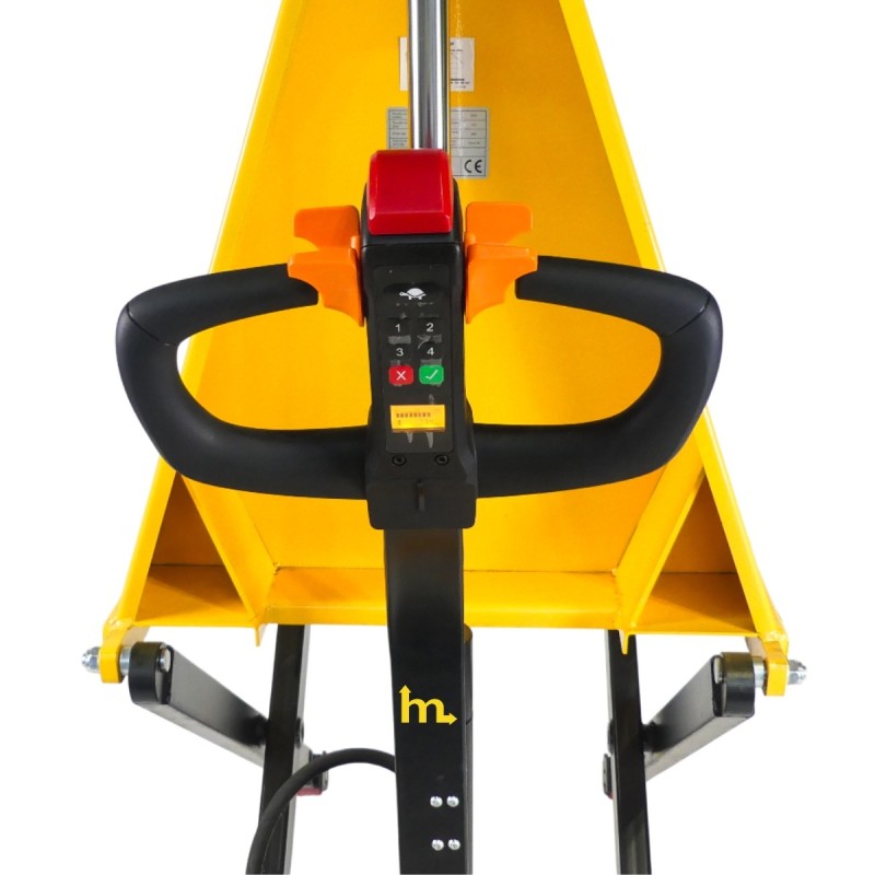 Zoom sobre el timón parte delantera de la transpaleta elevadora eléctrica ancha - horquillas de 1150 x 680 mm