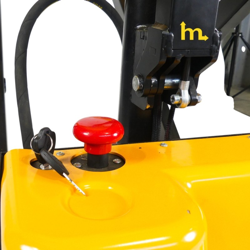 Zoom sobre el botón de parada de emergencia de la transpaleta elevadora eléctrica ancha - horquillas de 1150 x 680 mm