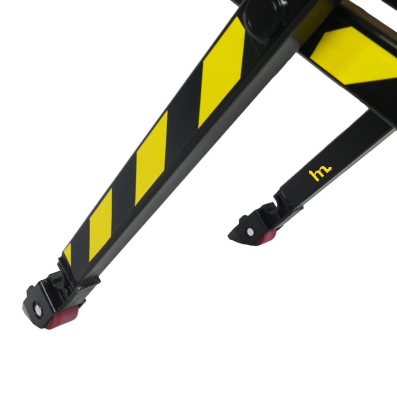 Zoom sobre las tijeras de la transpaleta elevadora eléctrica ancha - horquillas de 1150 x 680 mm