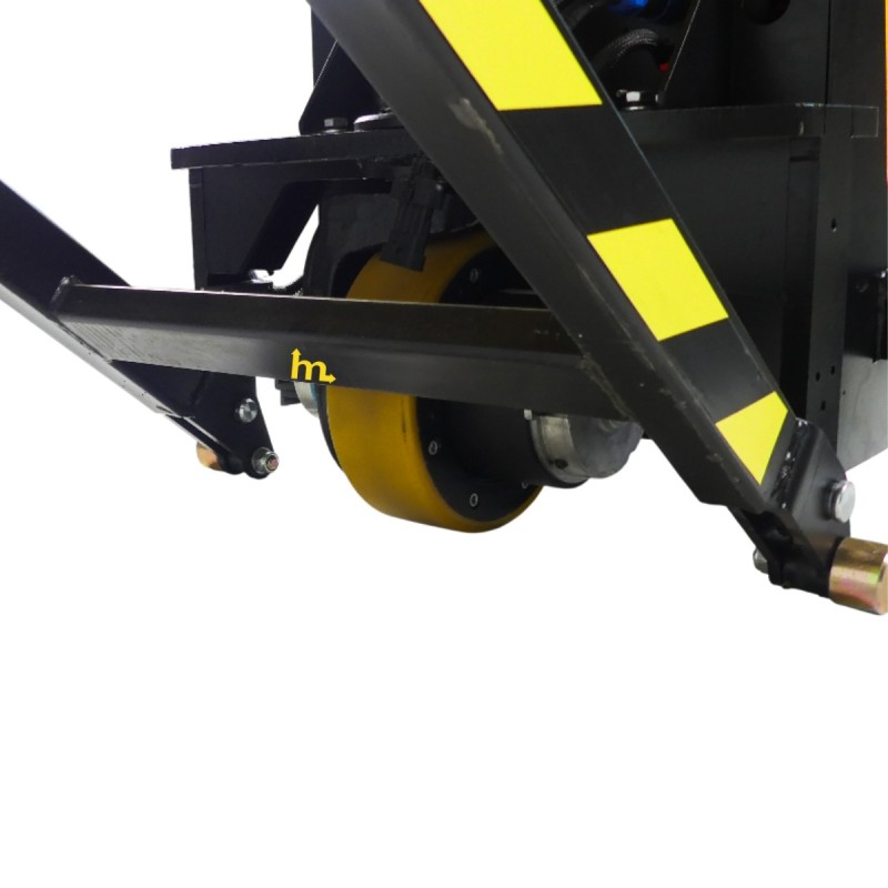 Zoom sobre las ruedas de la transpaleta elevadora eléctrica ancha - horquillas de 1150 x 680 mm