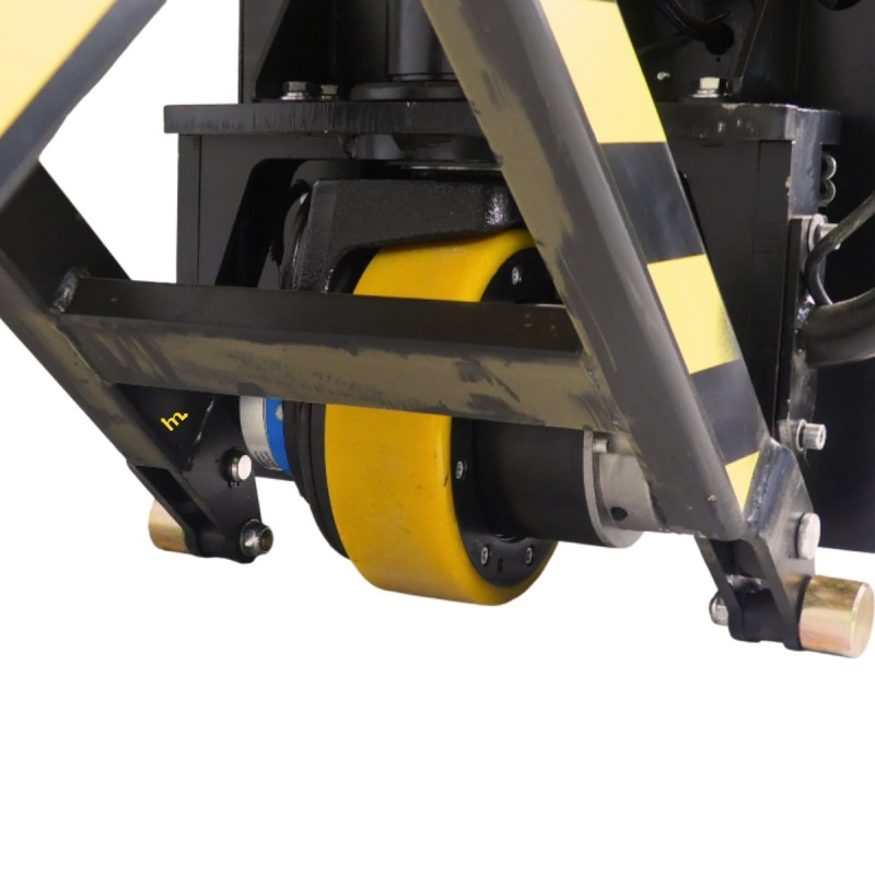ZOOM sobre la rueda directriz de la transpaleta elevadora totalmente eléctrica con nivel constante 1500 kg