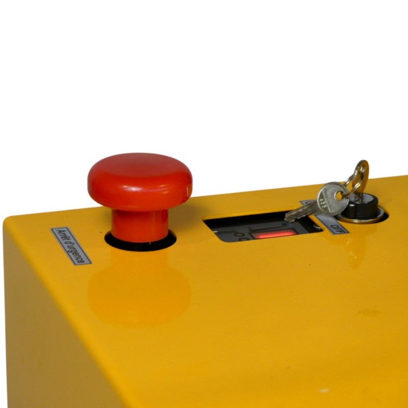 Zoom sobre el botón de parada de emergencia de la grúa de taller rotativa totalmente eléctrica con contrapeso capacidad 450 kg